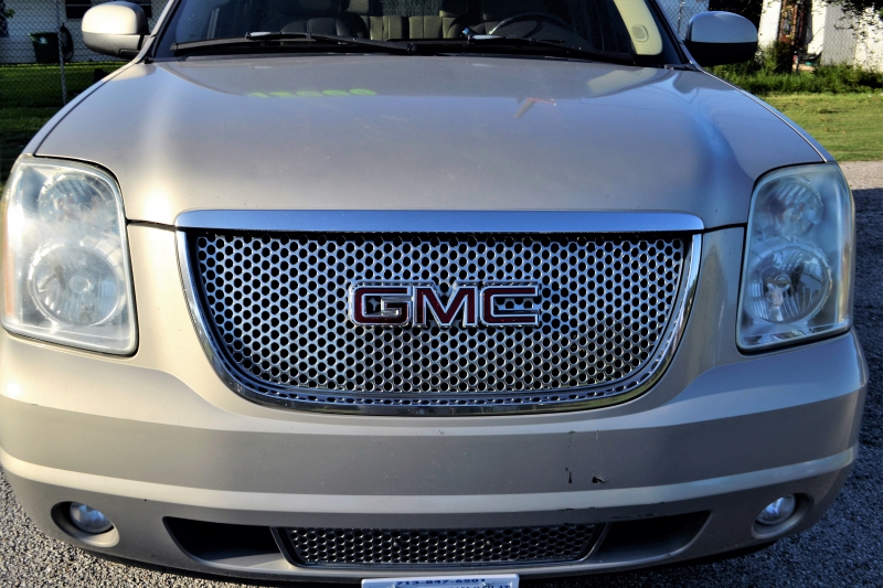 moto-POURCIEUX-min_gmc-yukon-truck-grill-2828425